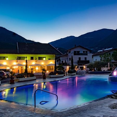 Schlosshof Charme Resort - Hotel & Camping 라나 외부 사진