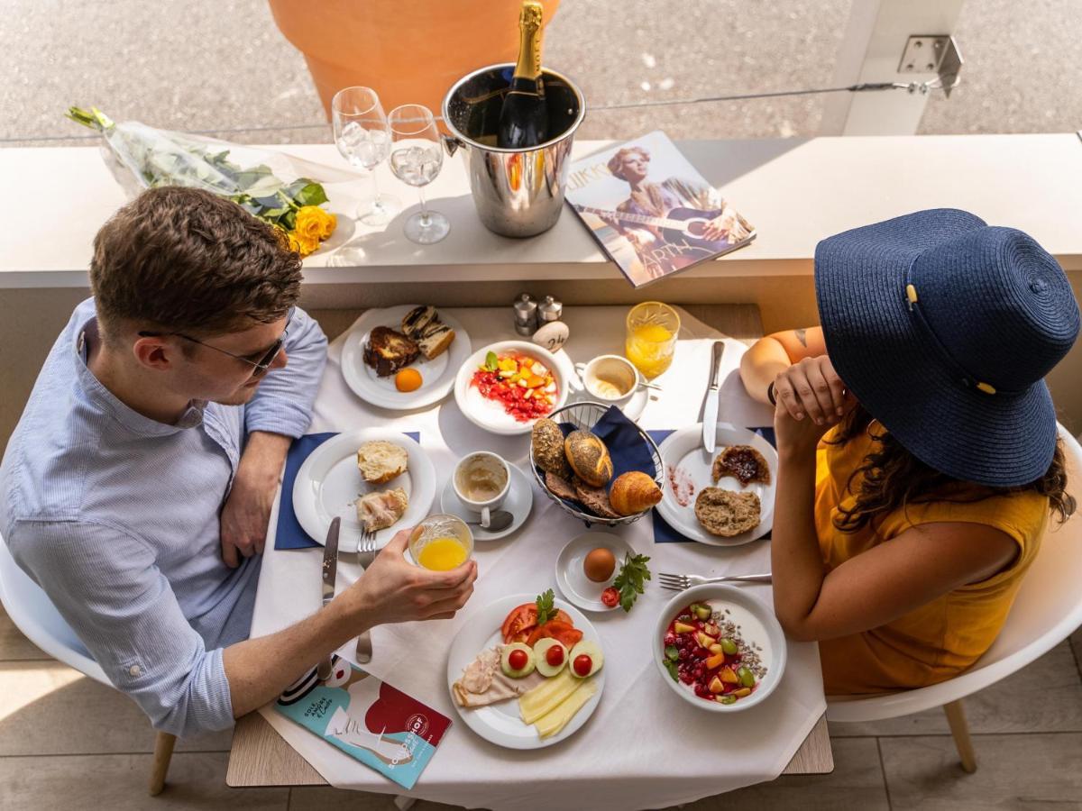 Schlosshof Charme Resort - Hotel & Camping 라나 외부 사진