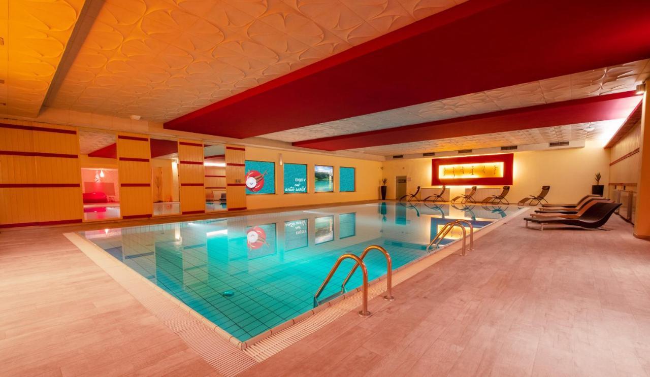 Schlosshof Charme Resort - Hotel & Camping 라나 외부 사진